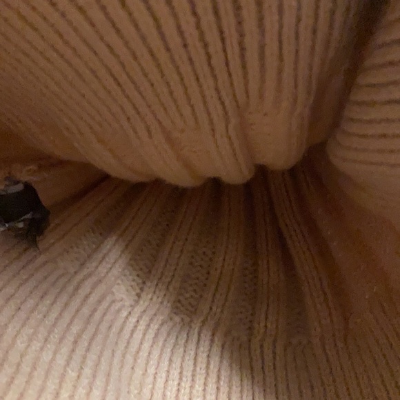 Vince Camuto Light Pink Blush Rose Women’s Beanie With Faux Fur White Pom - Picture 6 of 7